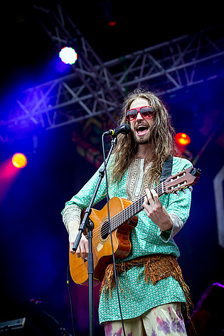 2013-08-08 - Crystal Fighters från Way Out West, Göteborg