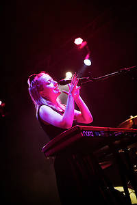 2013-08-08 - Austra från Way Out West, Göteborg