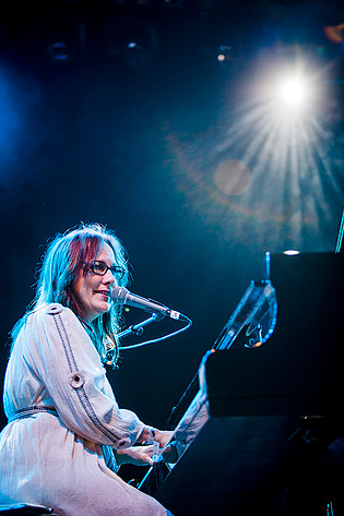 2013-08-10 - Iris DeMent från Way Out West, Göteborg