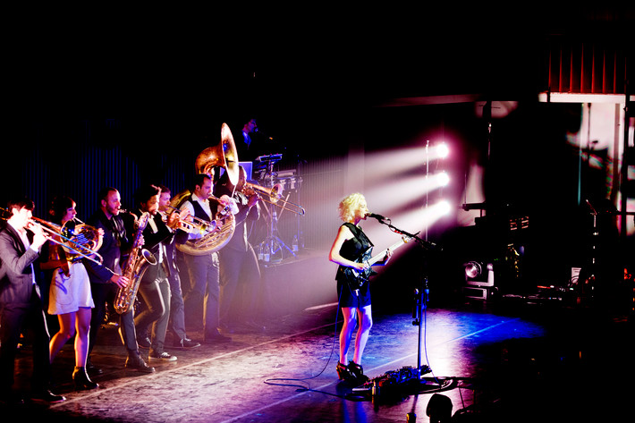 2013-08-21 - David Byrne & St. Vincent från Filadelfiakyrkan, Stockholm