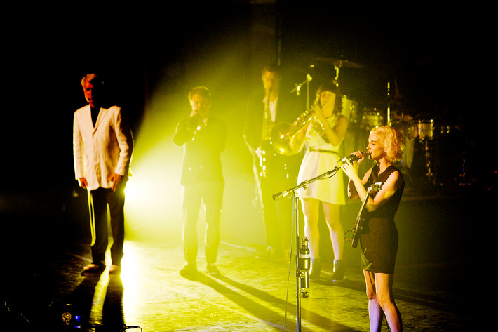 2013-08-21 - David Byrne & St. Vincent från Filadelfiakyrkan, Stockholm