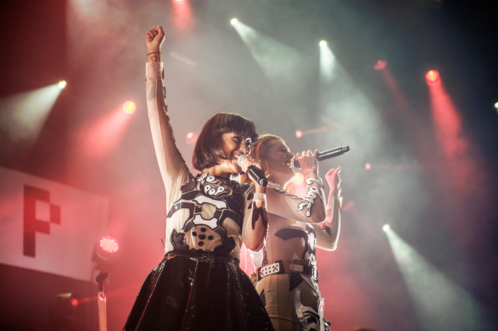 2014-07-05 - Icona Pop från Roskildefestivalen, Roskilde