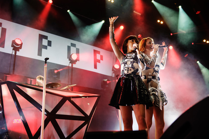 2014-07-05 - Icona Pop från Roskildefestivalen, Roskilde