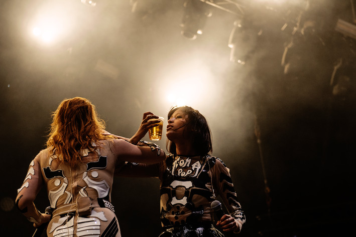 2014-07-05 - Icona Pop från Roskildefestivalen, Roskilde