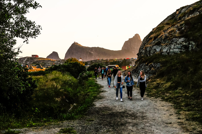 2014-07-12 - Områdesbilder från Trænafestivalen, Træna