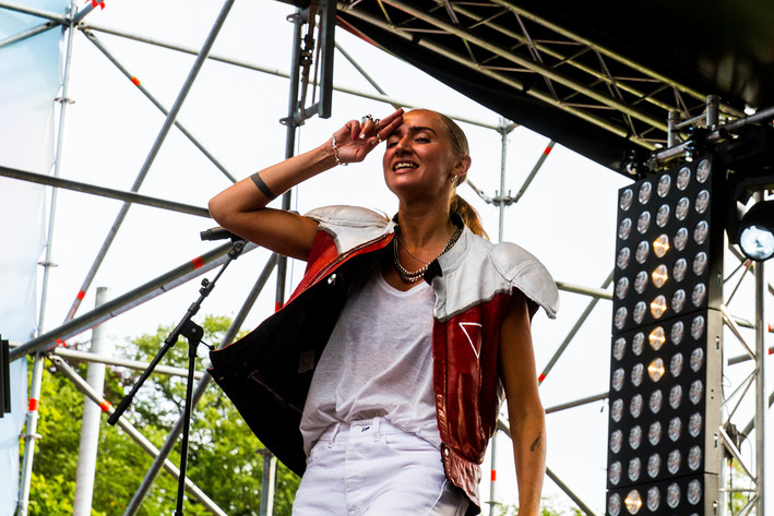 2014-08-07 - Silvana Imam från Way Out West, Göteborg