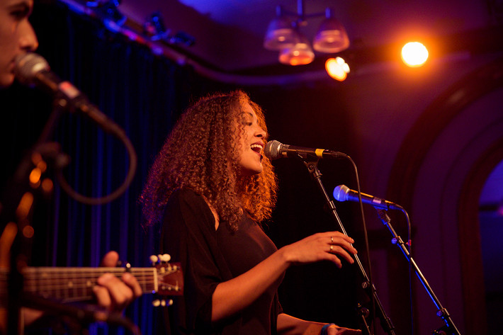 2014-10-31 - Sabina Ddumba & Melinda De Lange från Nalen, Stockholm