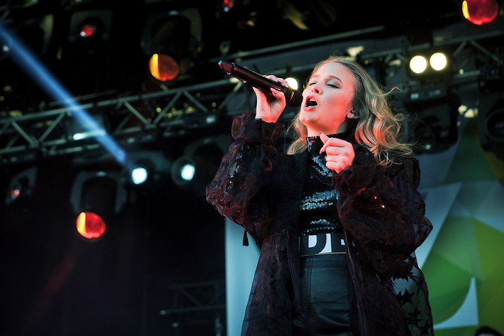 2015-05-08 - Zara Larsson från Gröna Lund, Stockholm