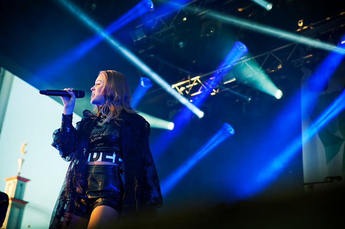 2015-05-08 - Zara Larsson från Gröna Lund, Stockholm