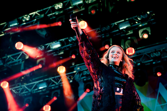 2015-05-08 - Zara Larsson från Gröna Lund, Stockholm