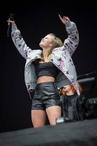2015-06-27 - Zara Larsson från Bråvalla, Norrköping