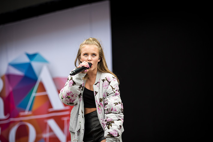 2015-06-27 - Zara Larsson från Bråvalla, Norrköping