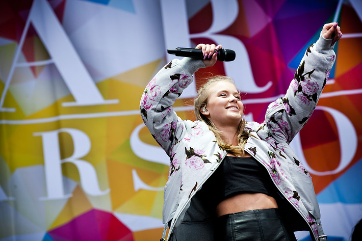 2015-06-27 - Zara Larsson från Bråvalla, Norrköping