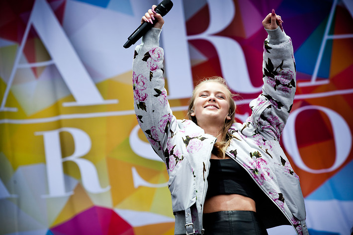 2015-06-27 - Zara Larsson från Bråvalla, Norrköping