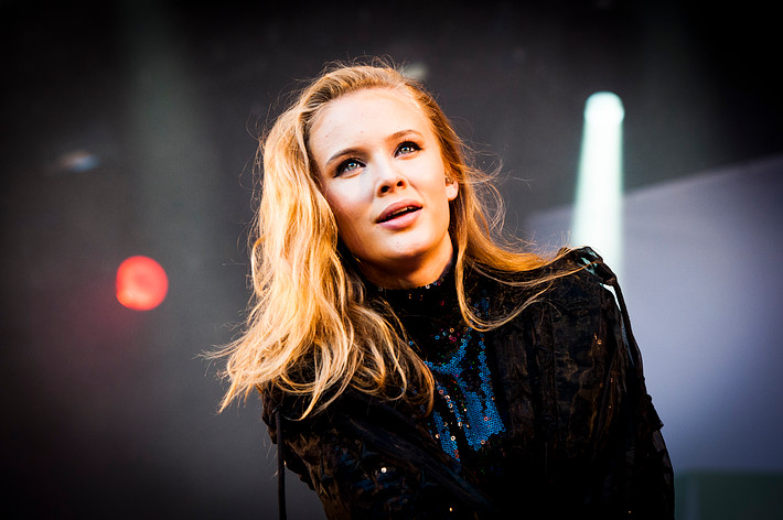 2015-08-01 - Zara Larsson från Storsjöyran, Östersund