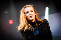 2015-08-01 - Zara Larsson från Storsjöyran, Östersund