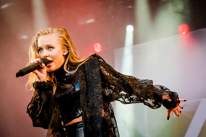 2015-08-01 - Zara Larsson från Storsjöyran, Östersund