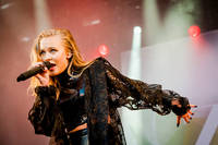 2015-08-01 - Zara Larsson från Storsjöyran, Östersund