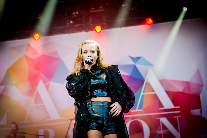 2015-08-01 - Zara Larsson från Storsjöyran, Östersund