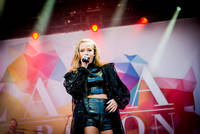 2015-08-01 - Zara Larsson från Storsjöyran, Östersund