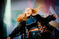 2015-08-01 - Zara Larsson från Storsjöyran, Östersund
