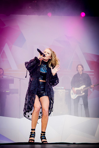 2015-08-01 - Zara Larsson från Storsjöyran, Östersund