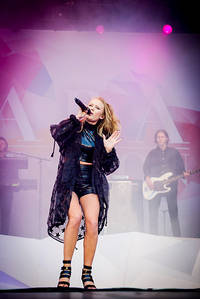 2015-08-01 - Zara Larsson från Storsjöyran, Östersund