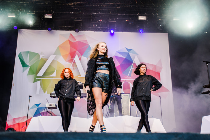 2015-08-01 - Zara Larsson från Storsjöyran, Östersund