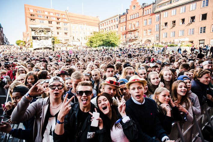 2015-08-01 - Zara Larsson från Storsjöyran, Östersund
