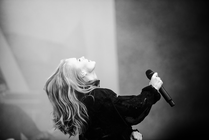 2015-08-01 - Zara Larsson från Storsjöyran, Östersund