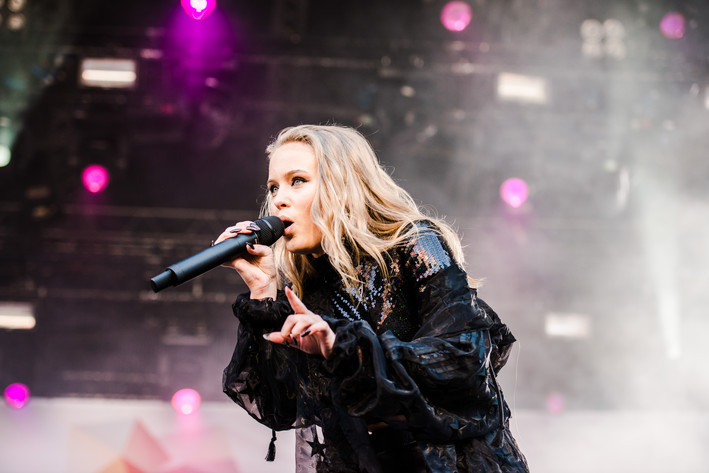 2015-08-01 - Zara Larsson från Storsjöyran, Östersund