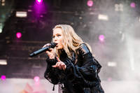 2015-08-01 - Zara Larsson från Storsjöyran, Östersund