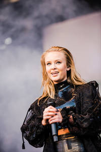 2015-08-01 - Zara Larsson från Storsjöyran, Östersund