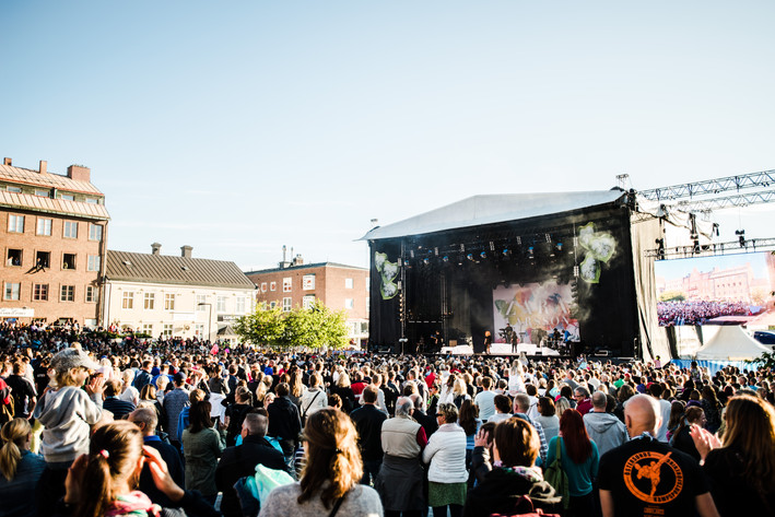 2015-08-01 - Zara Larsson från Storsjöyran, Östersund