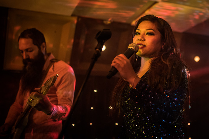 2015-10-15 - Dengue Fever från Kafé de luxe, Växjö
