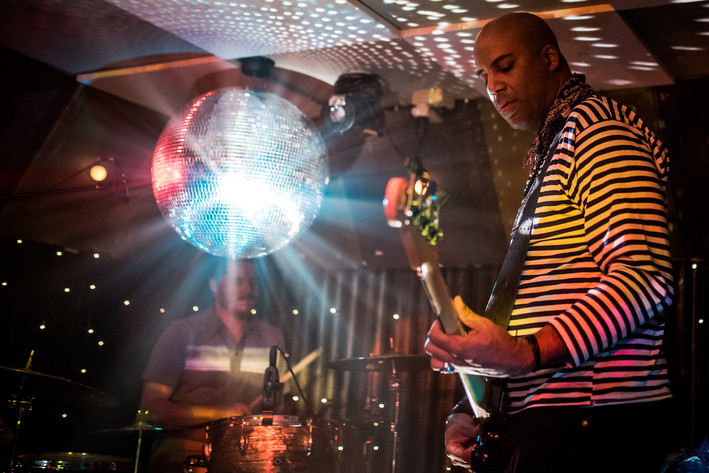 2015-10-15 - Dengue Fever från Kafé de luxe, Växjö