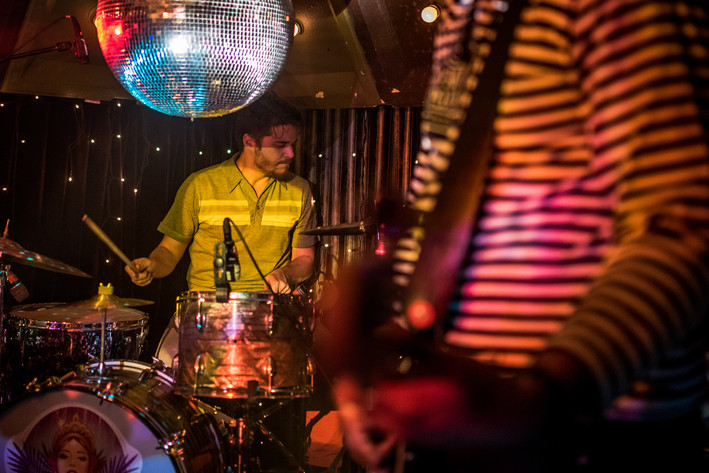 2015-10-15 - Dengue Fever från Kafé de luxe, Växjö