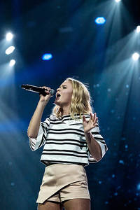 2015-11-13 - Zara Larsson från Hallenstadion, Zürich