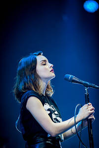 2016-06-30 - CHVRCHES från Roskildefestivalen, Roskilde