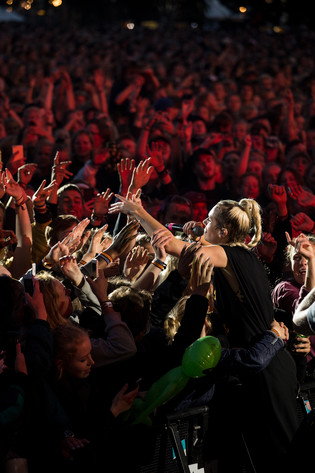2016-07-02 - MØ från Roskildefestivalen, Roskilde