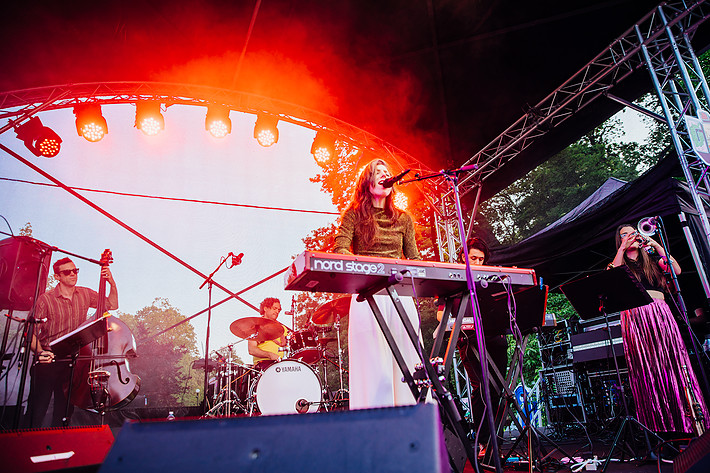 2019-06-05 - Julia Holter från Garden Festival, Göteborg