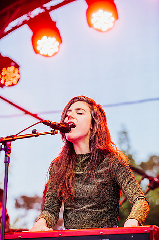 2019-06-05 - Julia Holter från Garden Festival, Göteborg