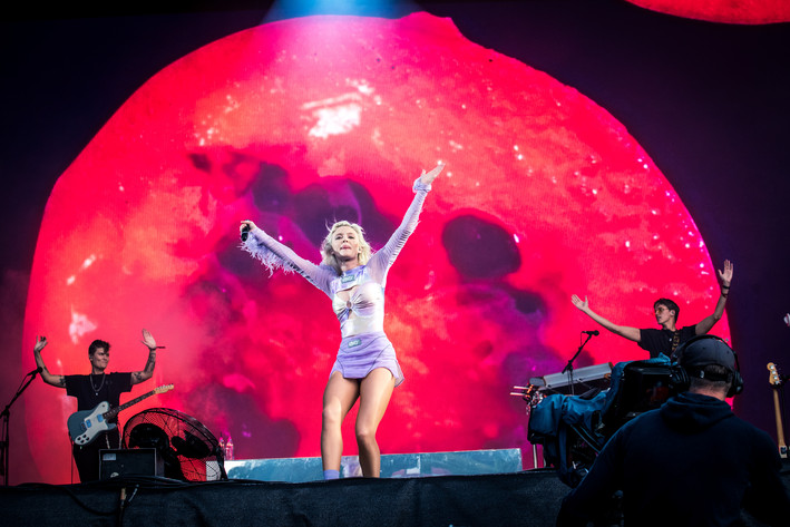 2019-08-08 - Zara Larsson från Way Out West, Göteborg