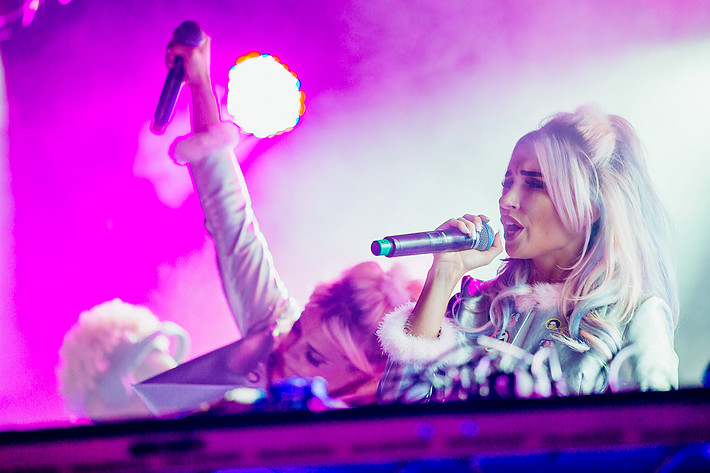 2014-08-07 - Rebecca & Fiona från Way Out West, Göteborg