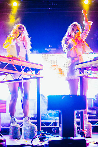 2014-08-07 - Rebecca & Fiona från Way Out West, Göteborg
