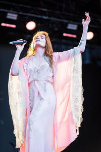 2022-06-09 - Florence + The Machine från Rosendal Garden Party, Stockholm