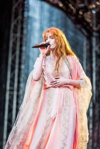 2022-06-09 - Florence + The Machine från Rosendal Garden Party, Stockholm