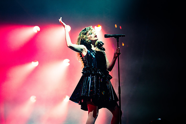 2022-06-30 - CHVRCHES från Roskildefestivalen, Roskilde