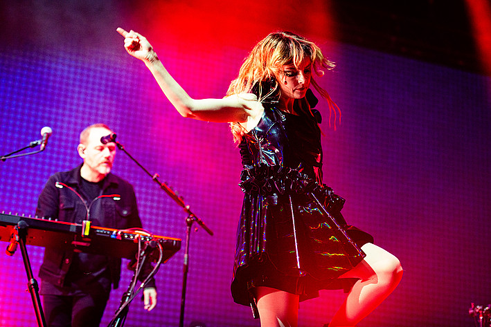 2022-06-30 - CHVRCHES från Roskildefestivalen, Roskilde