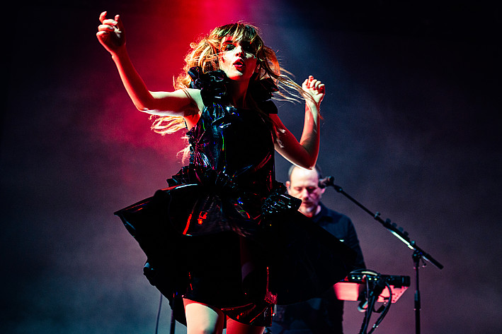 2022-06-30 - CHVRCHES från Roskildefestivalen, Roskilde